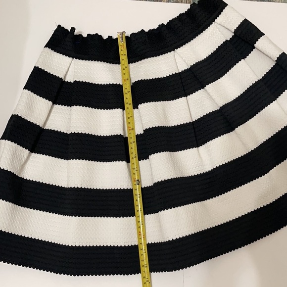 EXPRESS Black & White Striped Mini Skirt Elastic Waist Womens Size M - Picture 3 of 13